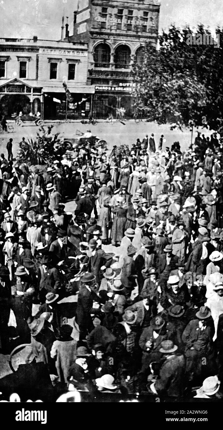 Negative - Massen außerhalb der 'Courier' Büro, Ballarat, Victoria, 08 Nov 1918, Menschenmassen außerhalb der 'Courier' Büro in Ballarat. Es war eine falsche Ankündigung eines Waffenstillstands am 8. November. Im Hintergrund, Sutton's Music Store und Gribble der Schneider Stockfoto