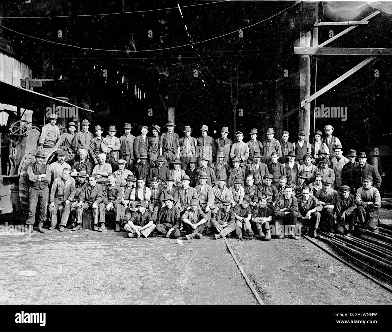 Negative - Ballarat, Victoria, um 1910, ein Gruppenfoto von Arbeitern in Cowley von Eureka Eisenhütte Stockfoto