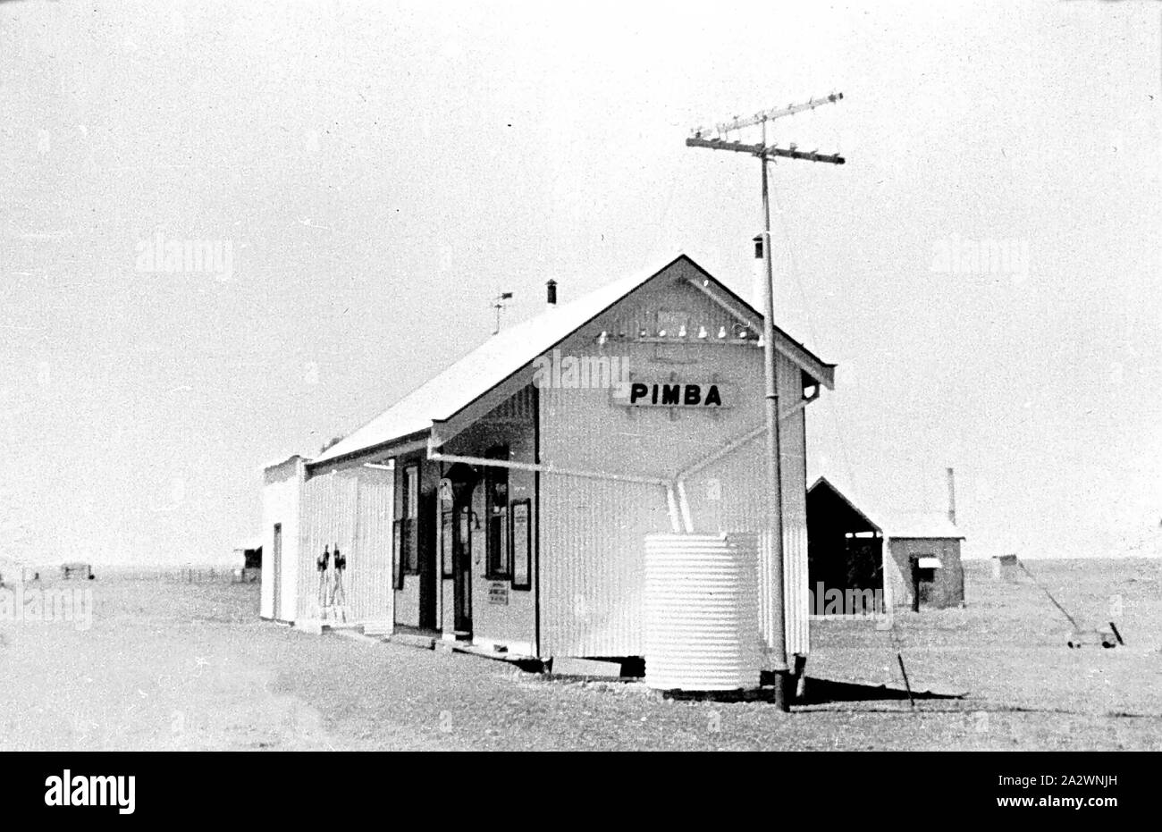 Negative - Pimba, Northern Territory, 1937, die Pimba Post. Es gibt einen Wassertank neben der Post und ein telegraphenmast Stockfoto