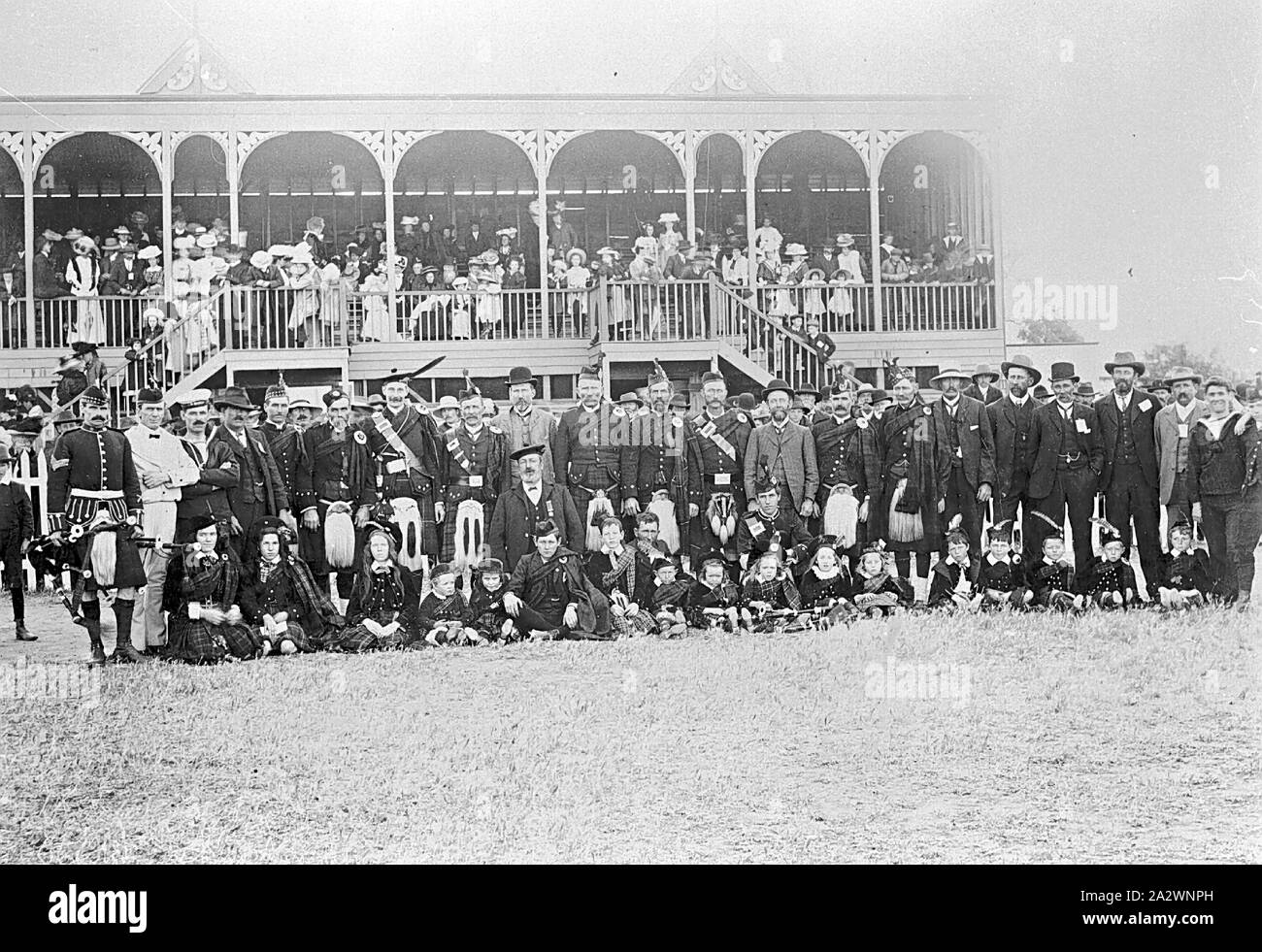 Negative - Warracknabeal, Victoria, 1910, negative Darstellung von Mitgliedern der Caledonian Society an der Warracknabeal Showgrounds Stockfoto