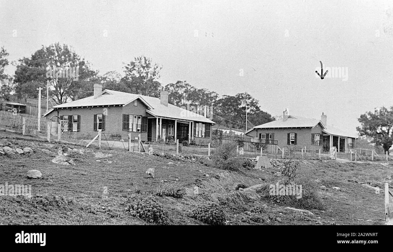 Negative - Duntroon, Australian Capital Territory, Aug 1914, zwei Häuser in Duntroon. Ein Pfeil zeigt auf das Haus einer. D. Gilchrist, das Haus auf der rechten Seite war, dass der DR. Mackenzie. Beide wurden auf den anweisenden Personal der Hochschule Stockfoto
