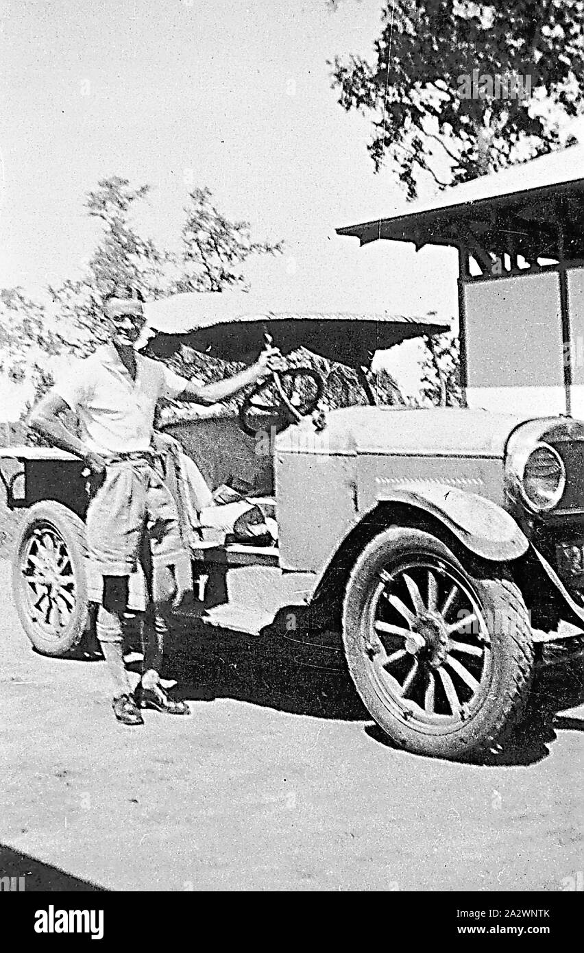 Negative - Katherine, Northern Territory, 1936, Leutnant Gilchrist mit dem Dodge Auto vom Dr. Clyde Fenton des Flying Doctor Service. Die Katherine Krankenhaus ist im Hintergrund Stockfoto