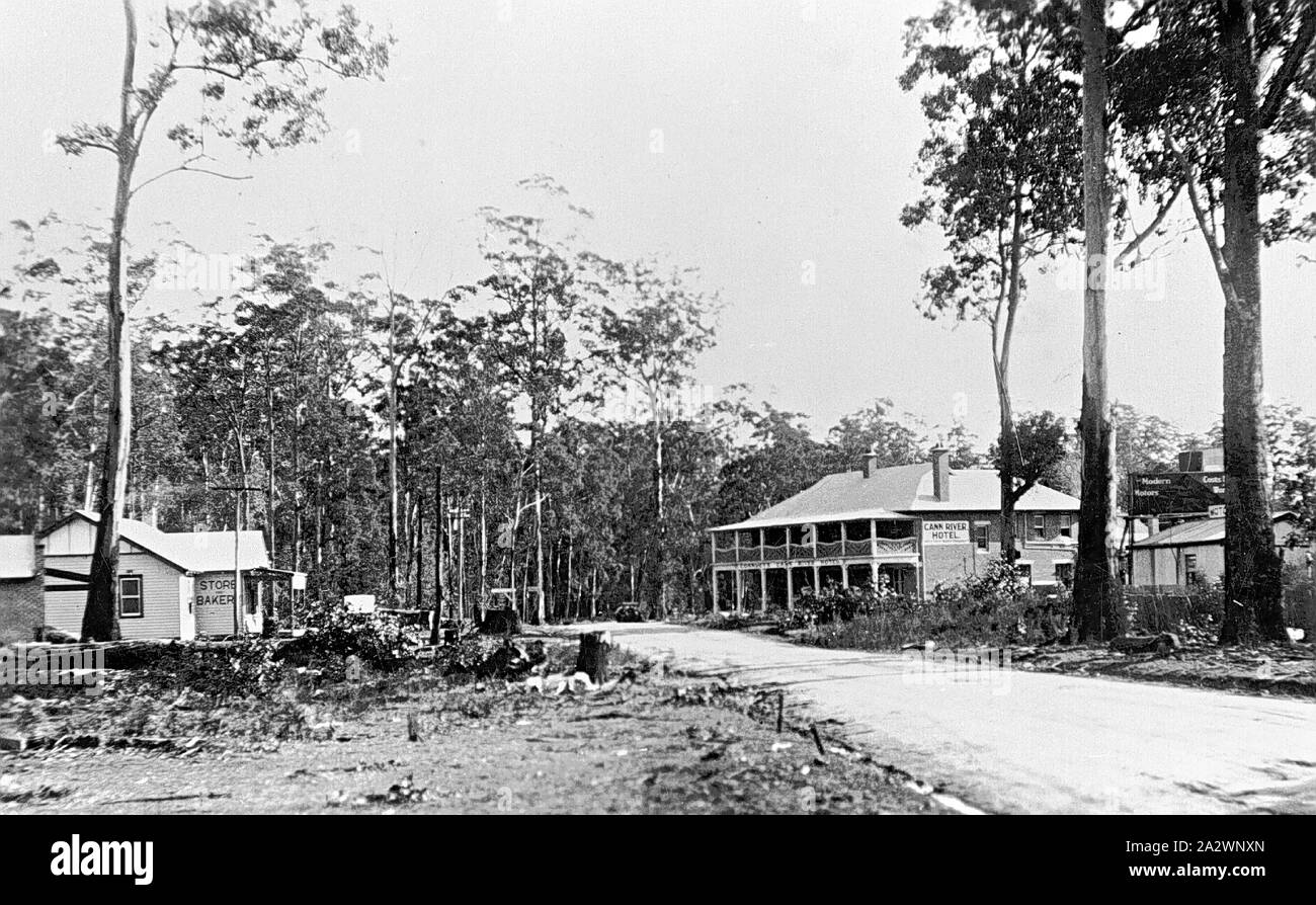 Negative - Cann River, Victoria, circa 1935, die Cann River Hotel ist auf der rechten Seite und ein Store und der Bäckerei auf der linken Seite Stockfoto