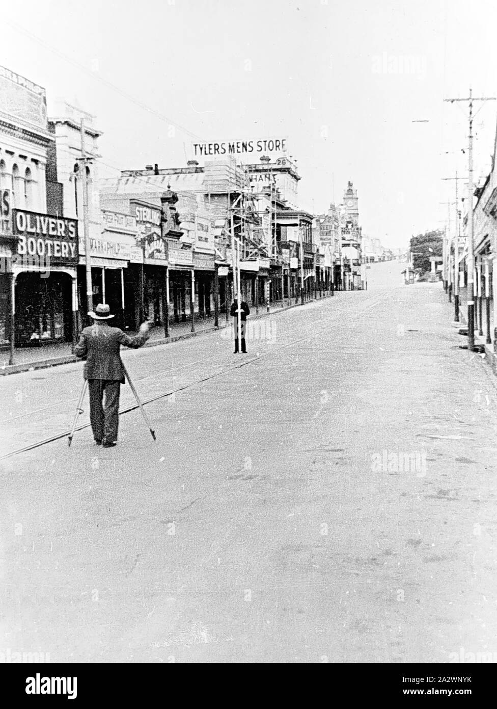 Negative - Ballarat, Victoria, ca. 1932, Gutachter bei der Arbeit in der Bridge Street, Ballarat. Geschäfte im Hintergrund gehören Oliver's Bootery und Tylers Männer speichern Stockfoto
