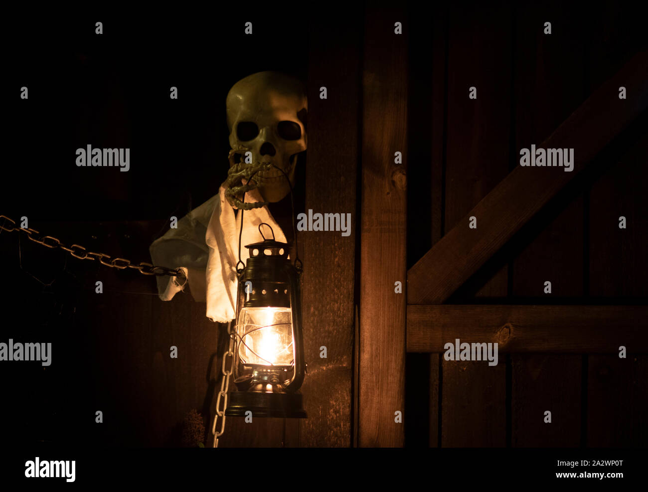 Droitwich Spa, Worcester, England, Vereinigtes Königreich, 02.10.2019, Ghost Tours, Skelett, leuchtet eine Lampe gegen eine Holz- struktur in der Nacht. Hallo Stockfoto