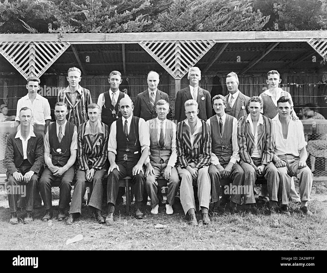 Negative - Mitglieder des Ballarat Achtstundentag Ausschuss, Creswick, Victoria, Mar 1937, Schwarz-Weiß-Bild der Mitglieder vom Ballarat Achtstundentag Ausschuss in Creswick im März 1937. Das Bild wurde von Hornby Studio in Ballarat erstellt. Die acht Stunden Tag März gedacht einen erfolgreichen Protestmarsch am April 21, 1856 Durch die Viktorianischen Steinmetze und andere Mitglieder der Gewerke. Der Protest führte zu einer Vereinbarung durch die Regierung von Victoria alle Arbeitnehmer zu gewährleisten. Stockfoto