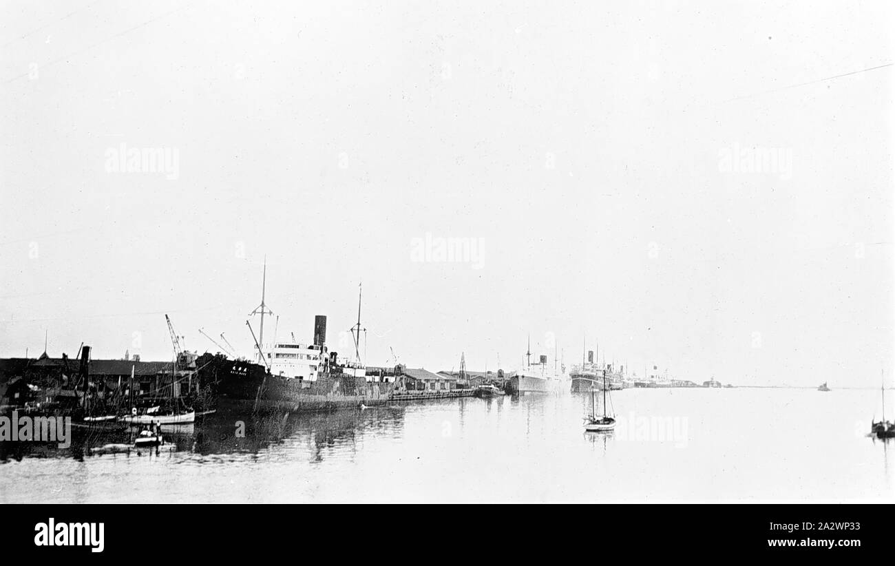 Negative - Fremantle, Western Australia, 1935, Schiffe im Dock in Fremantle Harbour Stockfoto