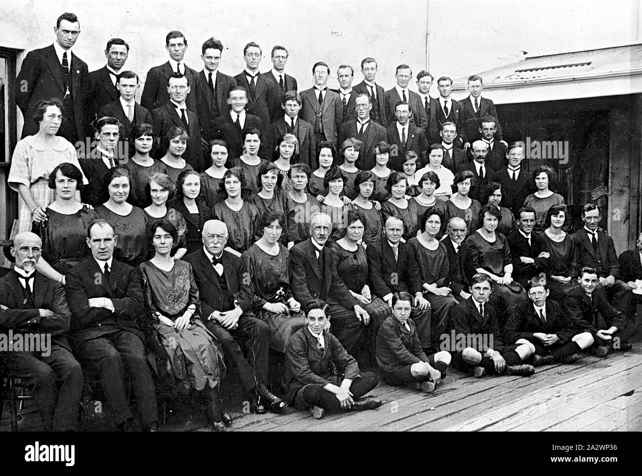 Negative - Ballarat, Victoria, ca. 1930, ein Gruppenfoto der Mitarbeiter der "Laufsteg", Bridge Street Ballarat Stockfoto