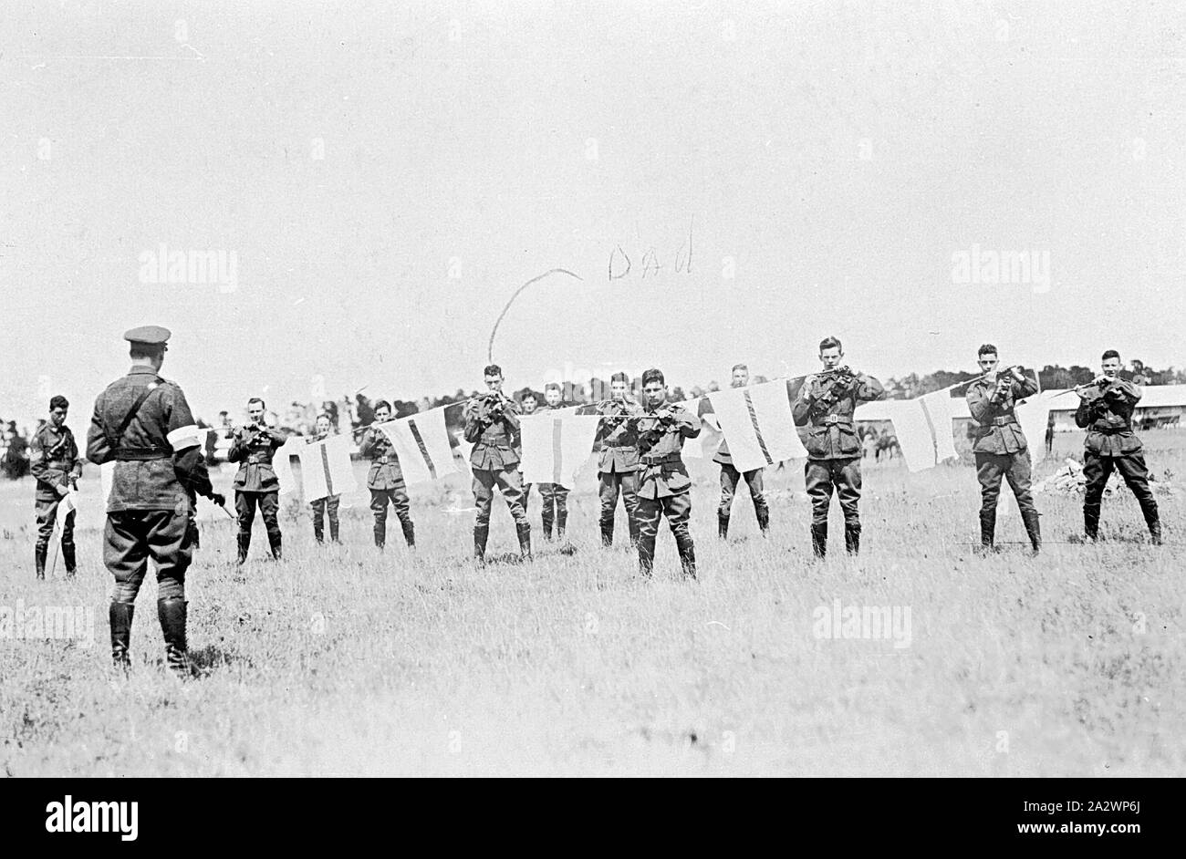 Negative Signale Ausbildung, Broadmeadows, Victoria, Weltkrieg I, ca. 1915, negative Darstellung sldiers Training mit Signal flags an Broadmeadows Camp, ausserhalb von Melbourne, um 1915. Ein Soldat ist als "Anzeige" gekennzeichnet. Broadmeadows Camp, westlich von Melbourne, war während des Ersten Weltkriegs für die Ausbildung von Soldaten verwendet. Die Bedingungen waren zunächst sehr einfach, aber nach und nach wurden während des Krieges verbesserte Stockfoto