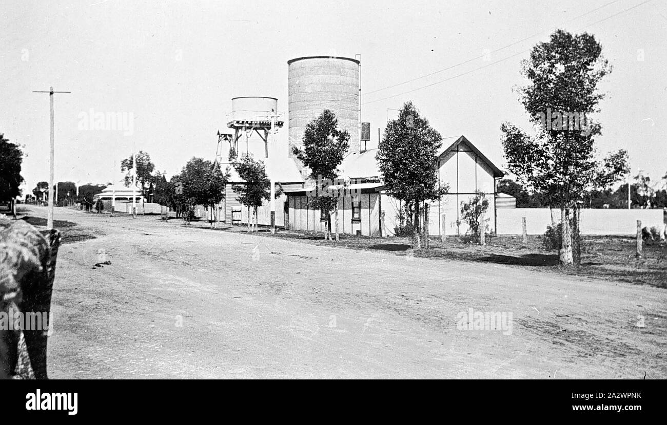 Negative - See, Victoria, ca. 1920, Wasserturm, Silo und Gebäude Stockfoto