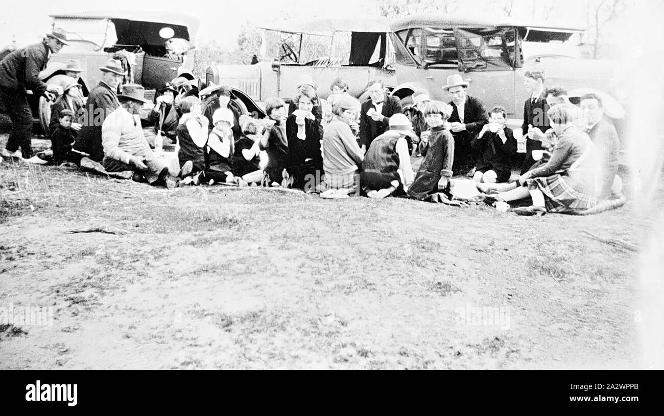 Negative - John John, Victoria, 1927, eine Gruppe von Menschen zu picknicken. Es gibt drei Autos hinter der Gruppe geparkt Stockfoto