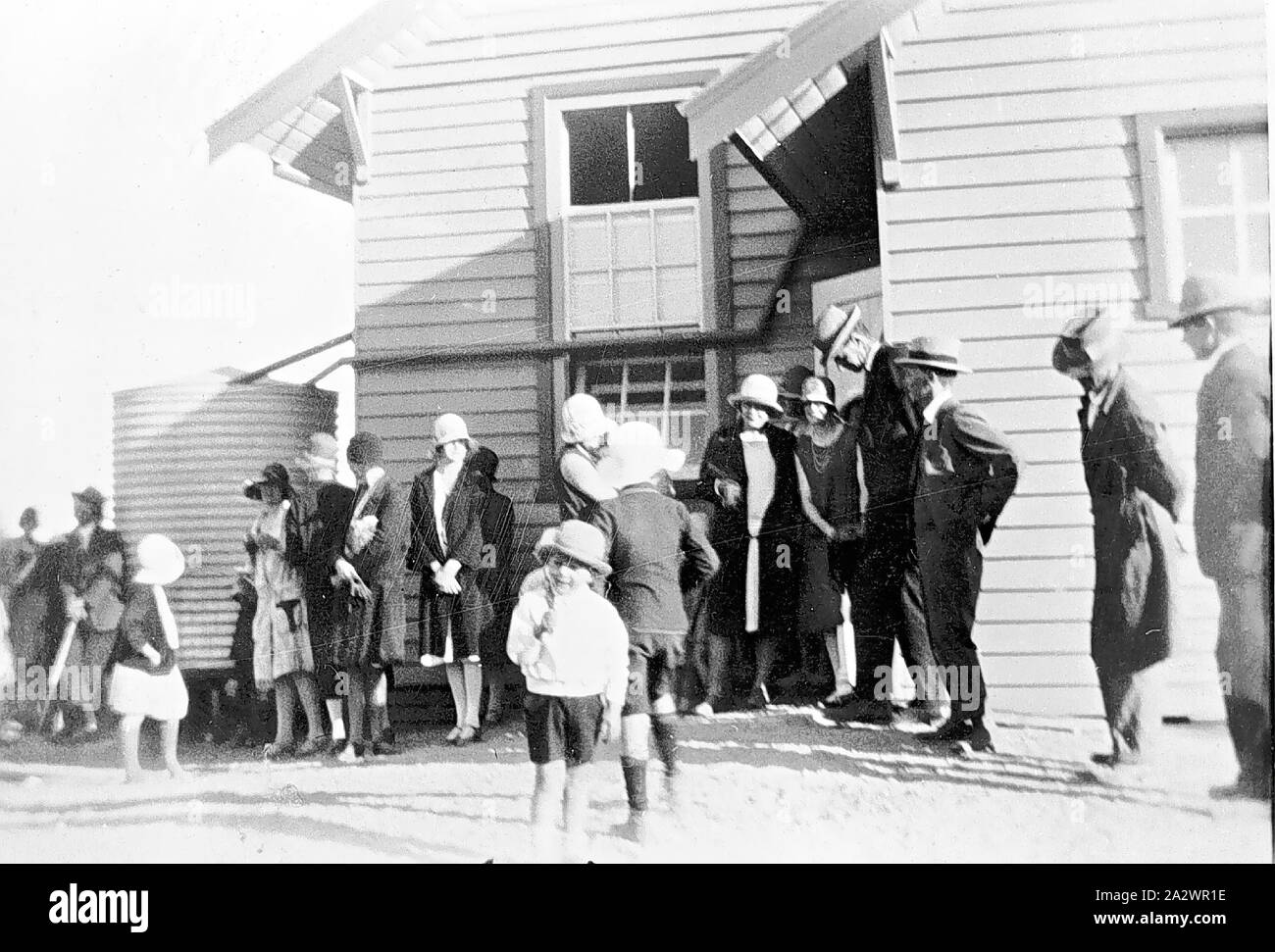 Negative - Kooloonong, Victoria, 1929, die Eröffnung der Kooloonong West staatliche Schule. Eltern und Kinder sind außerhalb der Schule in Ihre besten Kleider gesammelt Stockfoto