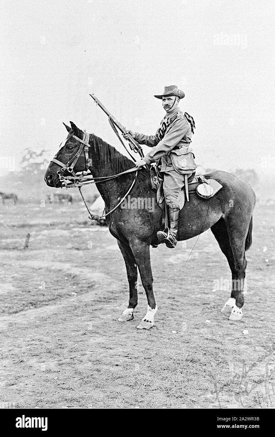 Negative - Broadmeadows, Victoria (?), Pre 1920 montiert Soldat mit Gewehr Stockfoto