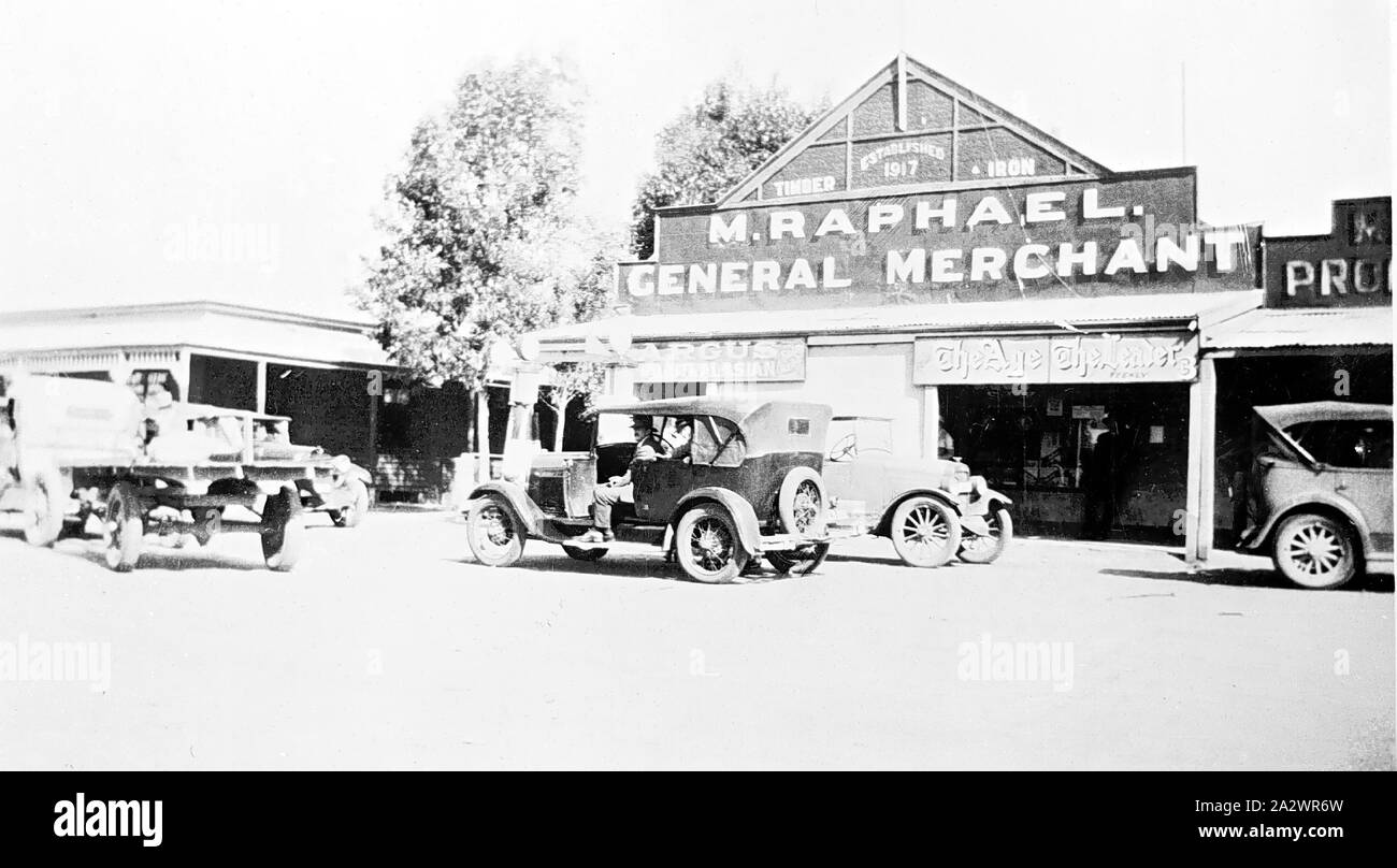 Negative - Chinkapook, Victoria, 1925, eine Anzahl von Autos vor Raphael's General Store Stockfoto