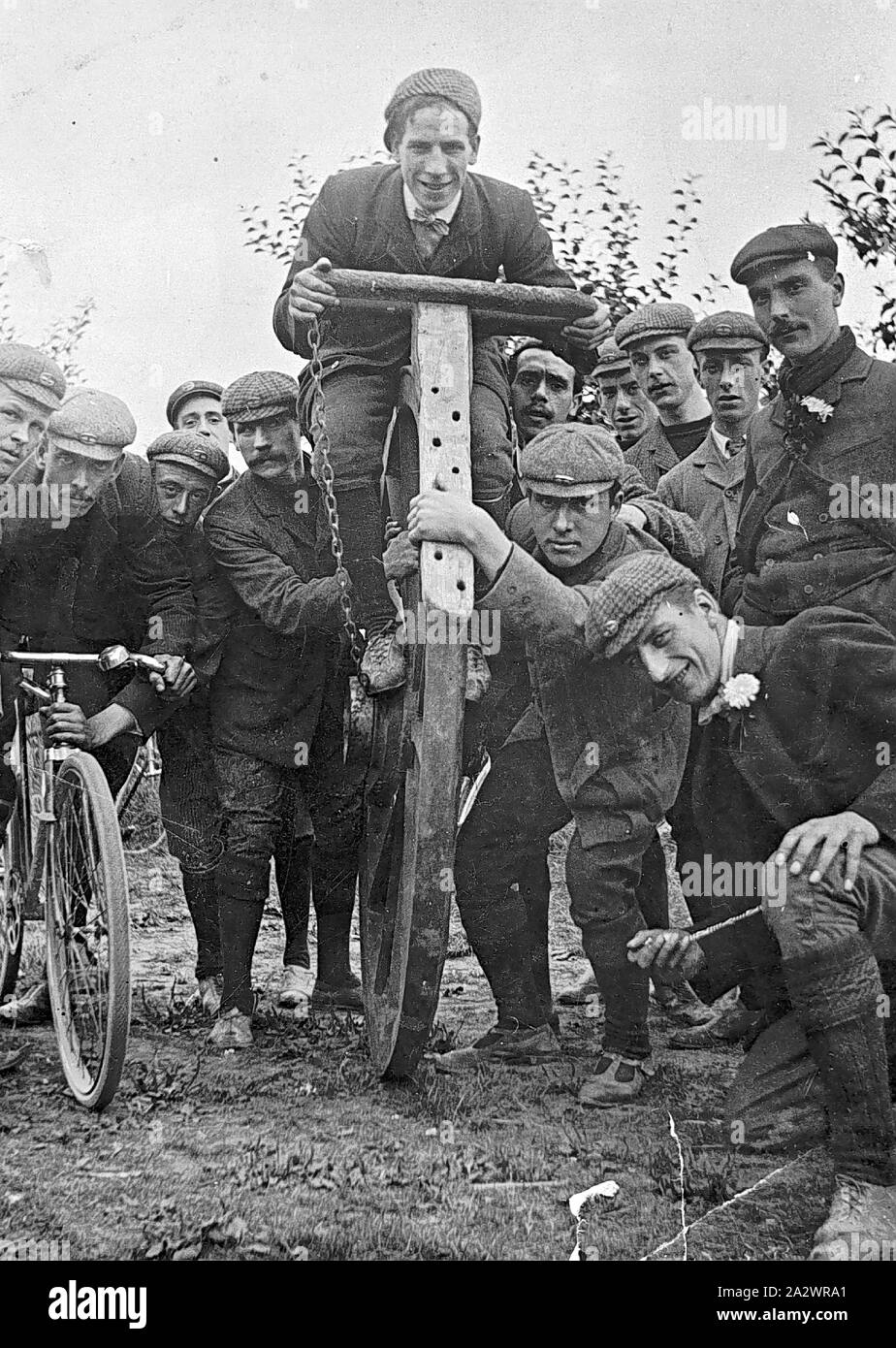 Negative - Manangatang, Victoria, vor 1920, eine Gruppe von jungen Männern, eine, auf der linken Seite sitzt auf einem Fahrrad. Die in der Mitte erscheint zu sitzen, auf einem Einrad (?) von einem Wagon Wheel gemacht Stockfoto