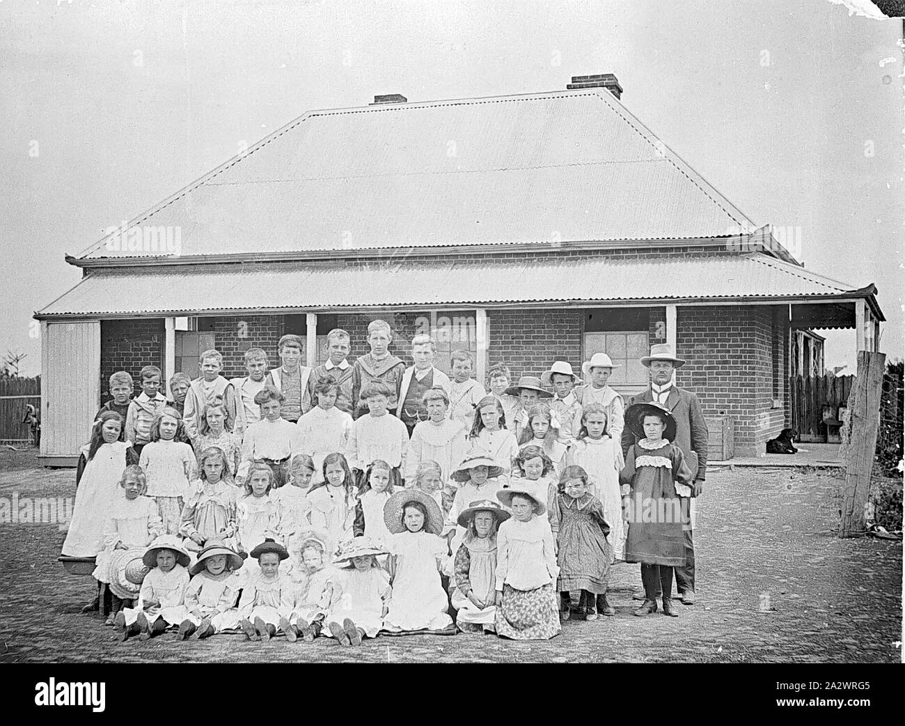 Negative - Euston, New South Wales, etwa um 1900, Schülerinnen außerhalb der Euston Schule, 1872 erbaut Stockfoto