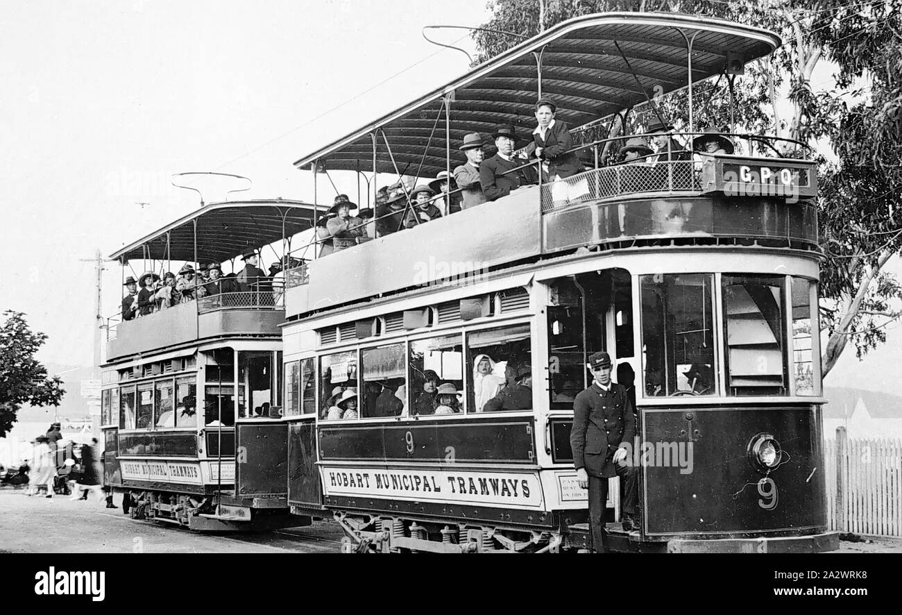 Negative - Hobart, Tasmanien, vor 1926, zwei Double Decker Straßenbahnen der Hobart Städtischen Straßenbahnen. Die obere Partie der Straßenbahn ist überdacht, aber es gibt keine seitlichen Schutz für jene Passagiere Stockfoto
