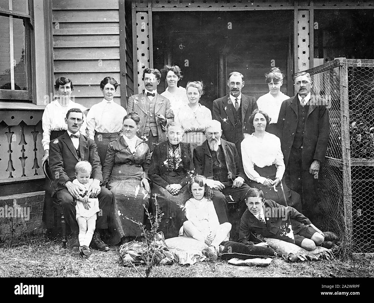 Negative - Victoria, 1919, die elijiah Familie außerhalb Ihres Hauses. Sie sind formal gestellt und tragen Kleider für das Foto. Es scheint, dass die Rückseite des Hauses. Stockfoto