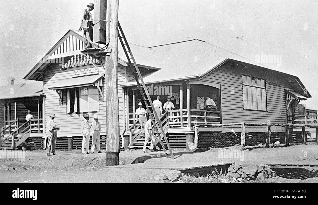 Negative - Cloncurry, Queensland, circa 1912, die post Telegrafenamt in Cloncurry. Es ist ein Mann, der Telegraph Pol in der Mitte des Fotos Stockfoto
