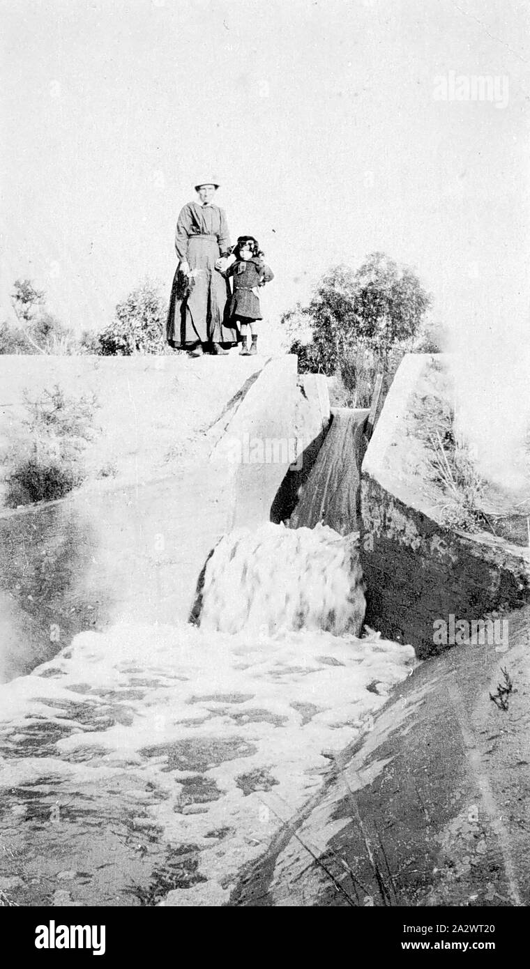 Negative - Mallee, Victoria, ca. 1918, eine Frau und Kind stand neben einem sprudelnden Wasser Kanal Stockfoto