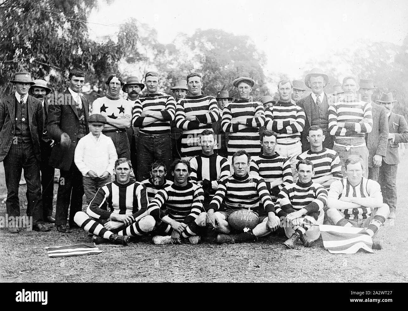 Negative - Borung, Victoria, 1914, der Borung Football Team, Premieren in 1914. Während die meisten des Teams tragen Jumper mit horizontalen Streifen, drei Verschleiß vertikale Streifen, während man eine Brücke trägt mit Sternen auf es Stockfoto