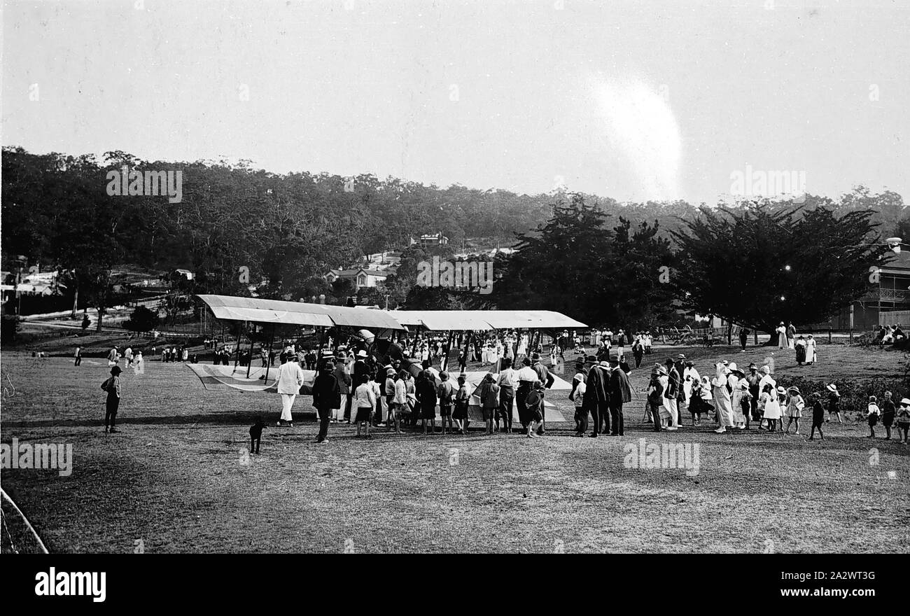 Negative - Doppeldecker in Lorne, Victoria, 25.02.1920, eine Gruppe von Menschen um einen Doppeldecker versammelt, das erste Flugzeug in Lorne zu landen Stockfoto