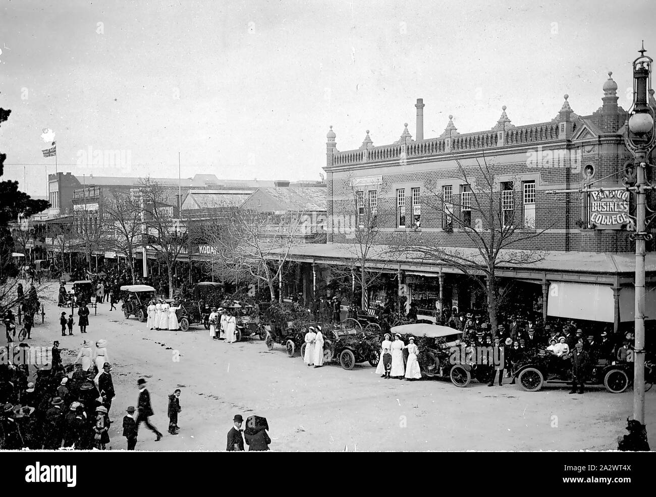 Negative - Bendigo, Victoria, 01.10.1915, eine Reihe von gestalteten Autos entlang der Straße mit Krankenschwestern stand neben Ihnen geparkt. Es gibt Massen von Zuschauern. Der Anlass kann Krankenhaus Rose Tag gewesen. Die Bendigo Business College ist auf der anderen Straßenseite Stockfoto