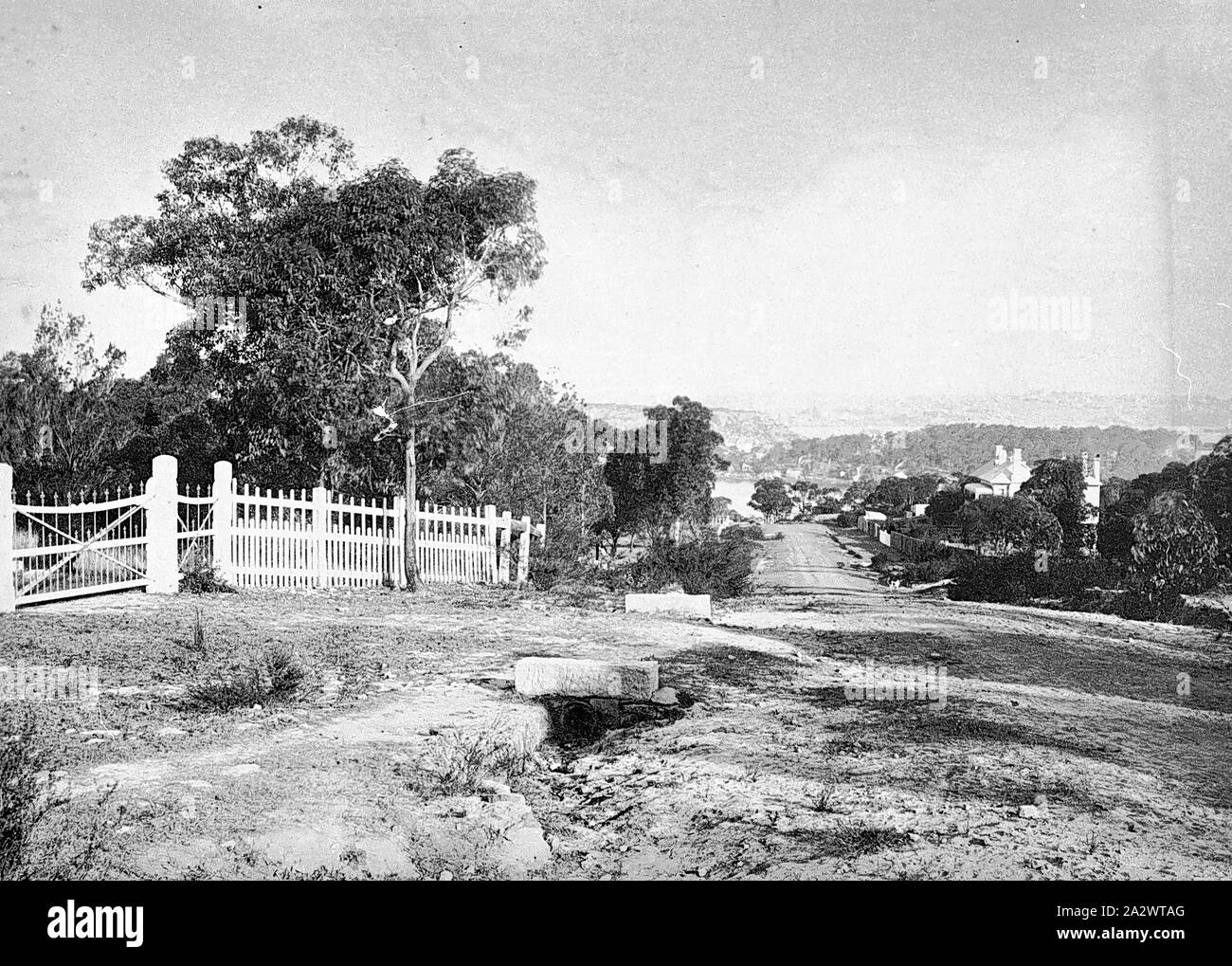 Negative - Blick auf den Hafen von Lane Cove, New South Wales, ca. 1890, mit Blick auf den Hafen von Sydney aus Gore Hill. Es ist der Eingang zu einer Eigenschaft auf der linken Seite mit einem weißen Lattenzaun und Gate Stockfoto