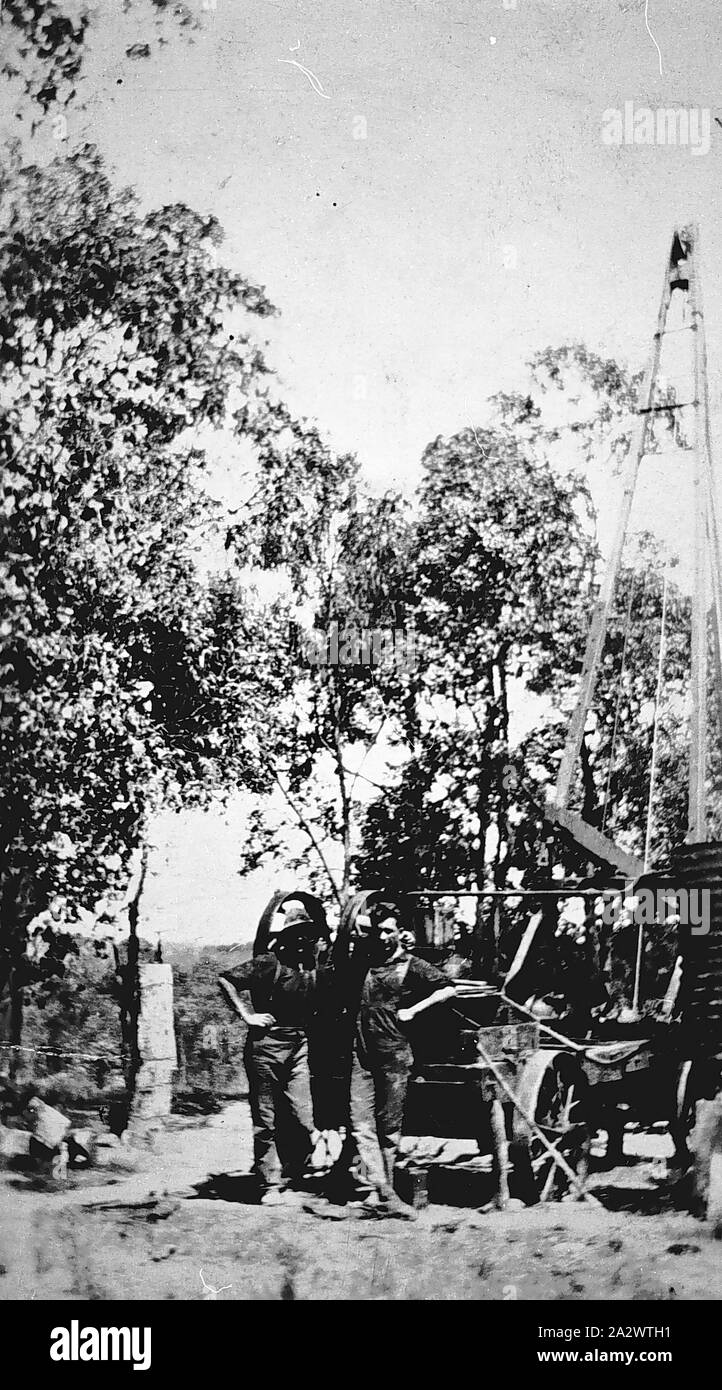 Negative - Mansfield District, Victoria, 1926, zwei Männer mit einem Wasser langweilig Rig. Das Rig ist der Stange Typ mit einem Einpoligen Mast und war mit zwei langen hölzernen Stangen. Der Benzinmotor ist mit Wasser aus dem Tank auf der rechten gekühlt. Die Maschine ist ein Star und wurde ursprünglich aus den USA importiert Stockfoto