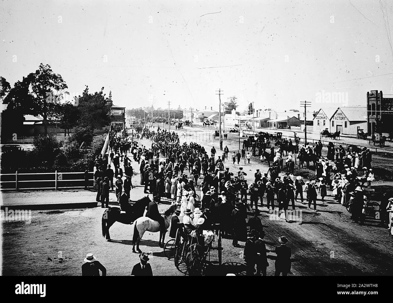 Negative - Bairnsdale, Victoria, ca. 1915, eine Parade und Schaulustigen an einem Krankenhaus Karneval Stockfoto