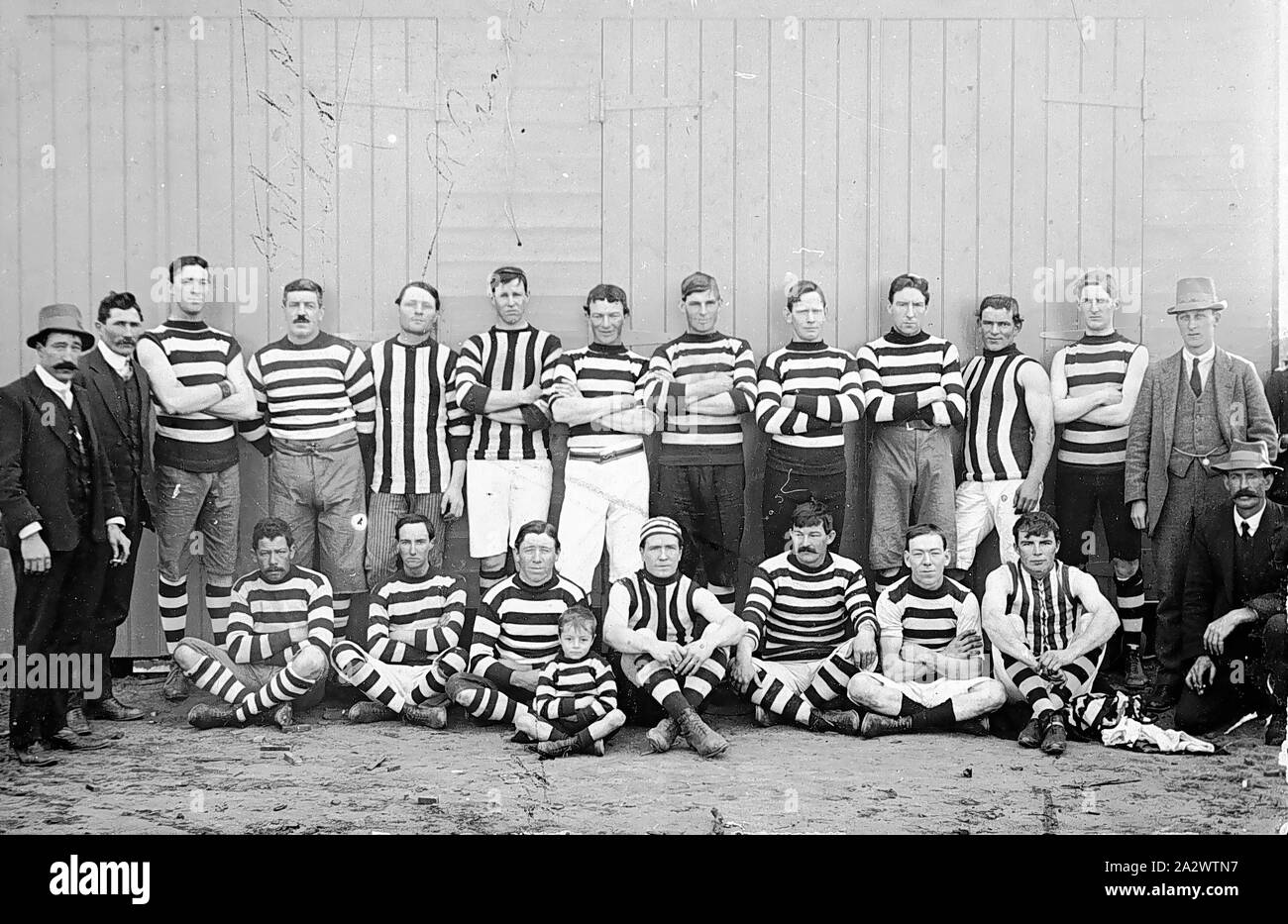 Negative - See, Victoria, ca. 1915, das Meer See Football Team. Einige tragen Jumper mit horizontalen Streifen und einige mit vertikalen Streifen Stockfoto