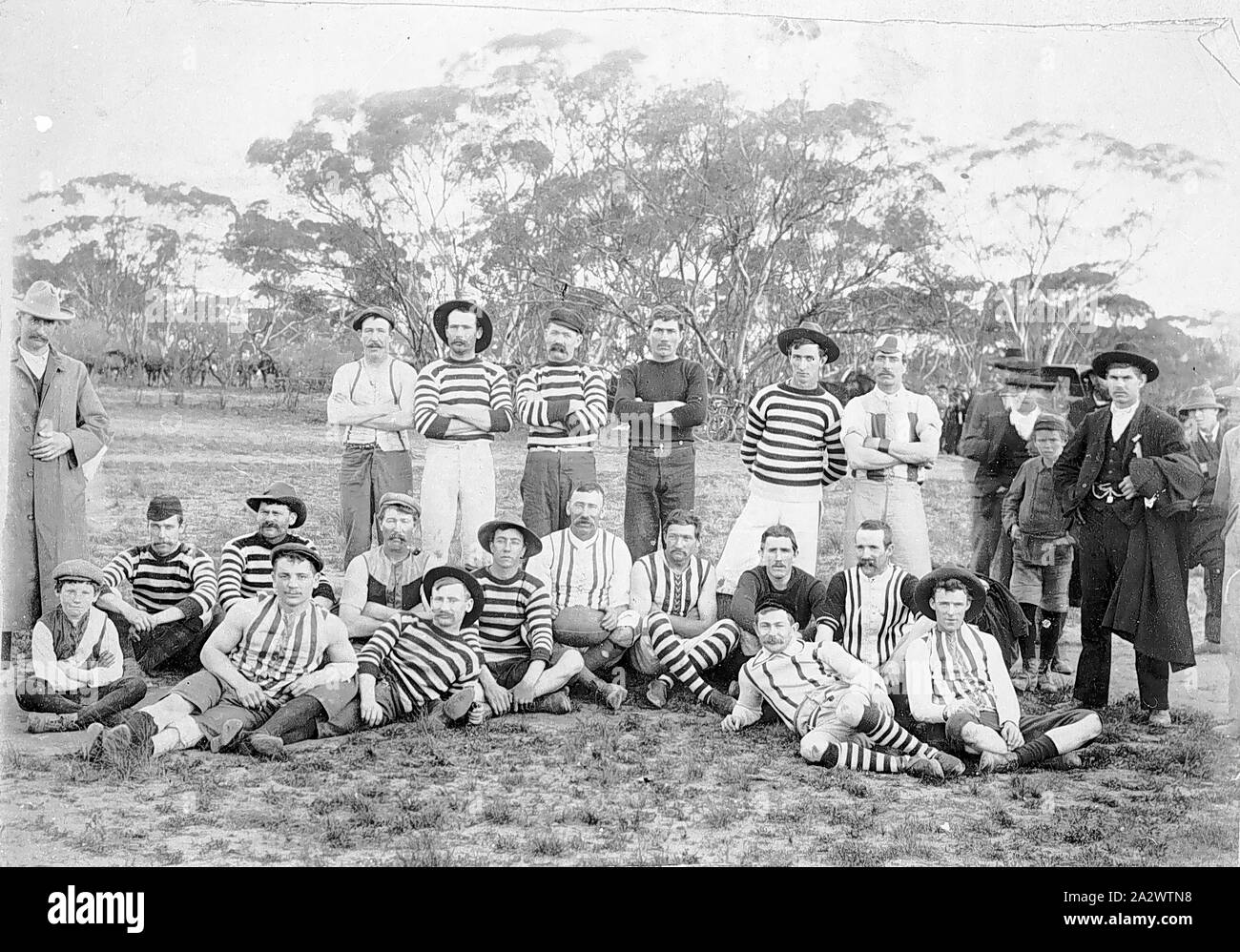 Negative - See, Victoria, 1906, das Meer See Football Team. Einige tragen Jumper mit horizontalen Streifen und einige mit vertikalen Streifen. Es gibt eine Vielzahl von Stilen Stockfoto