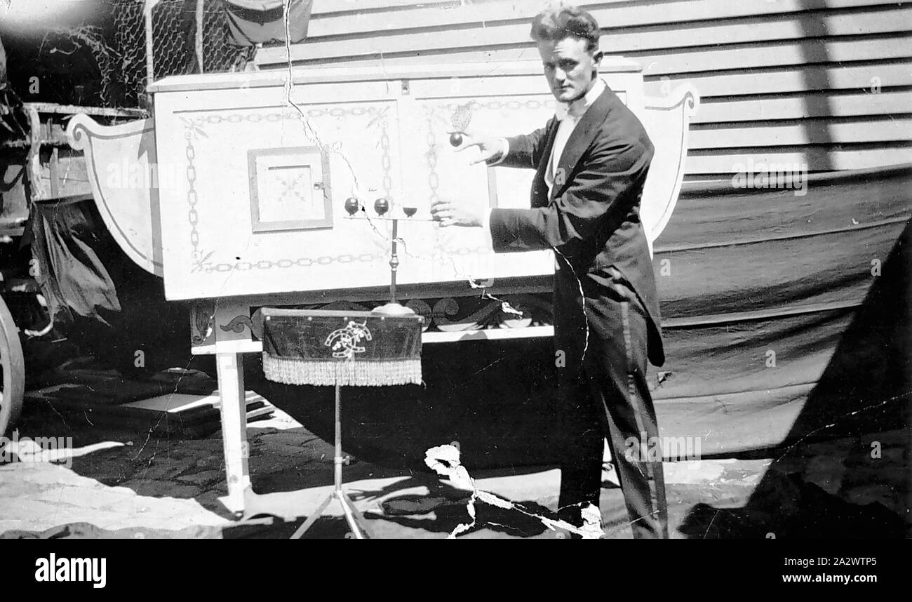 Negative - Victoria, 1937, ein Magier. Er trägt ein Kleid, Anzug, hat einige seiner Geräte angezeigt und zeigt einen seiner Tricks Stockfoto