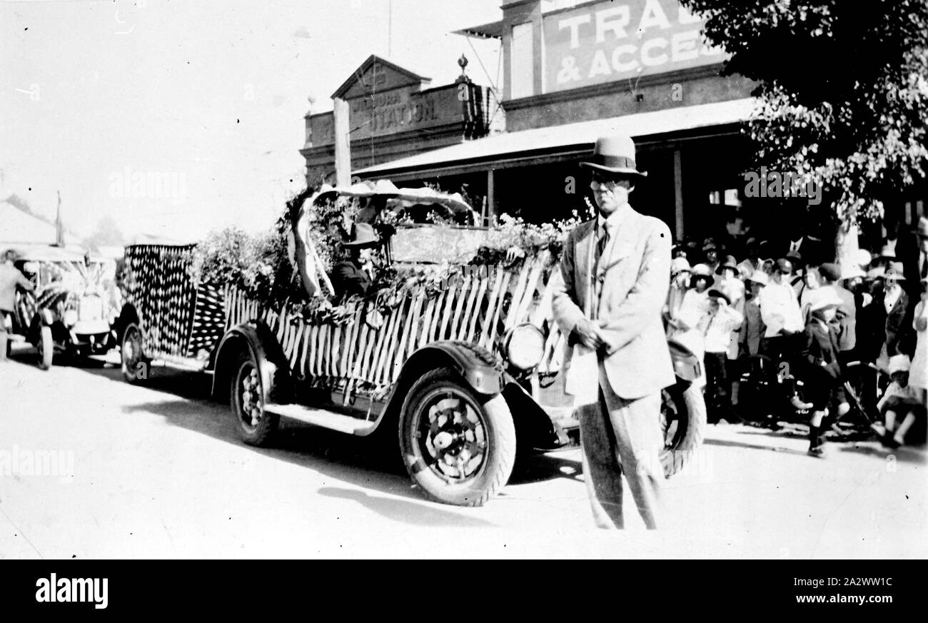 Negative - Mildura, Victoria, 1922, eine Parade von geschmückten Wagen. Das Mildura Feuerwehrhaus ist im Hintergrund Stockfoto