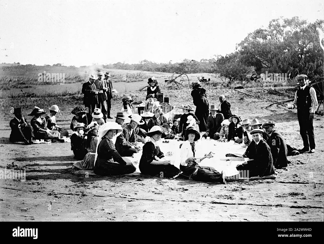 Negative - Wentworth District, New South Wales, um 1910, ein Picknick im Sandhills auf 'Balcatherine' Bahnhof Stockfoto