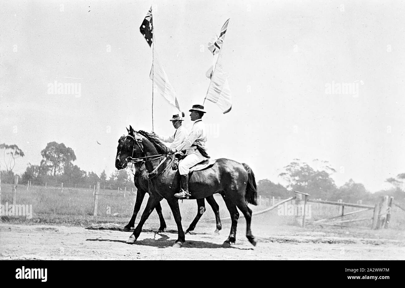 Negative - Eganstown, Victoria, ca. 1918, Männer zu Pferd die Flags Stockfoto