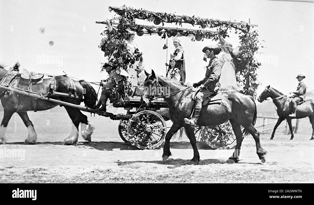 Negative - Eganstown, Victoria, ca. 1918, eine dekorierte Wagen, der als Frau verkleidet als Britannia (?). Es ist ein Soldat neben dem Wagen montiert Stockfoto