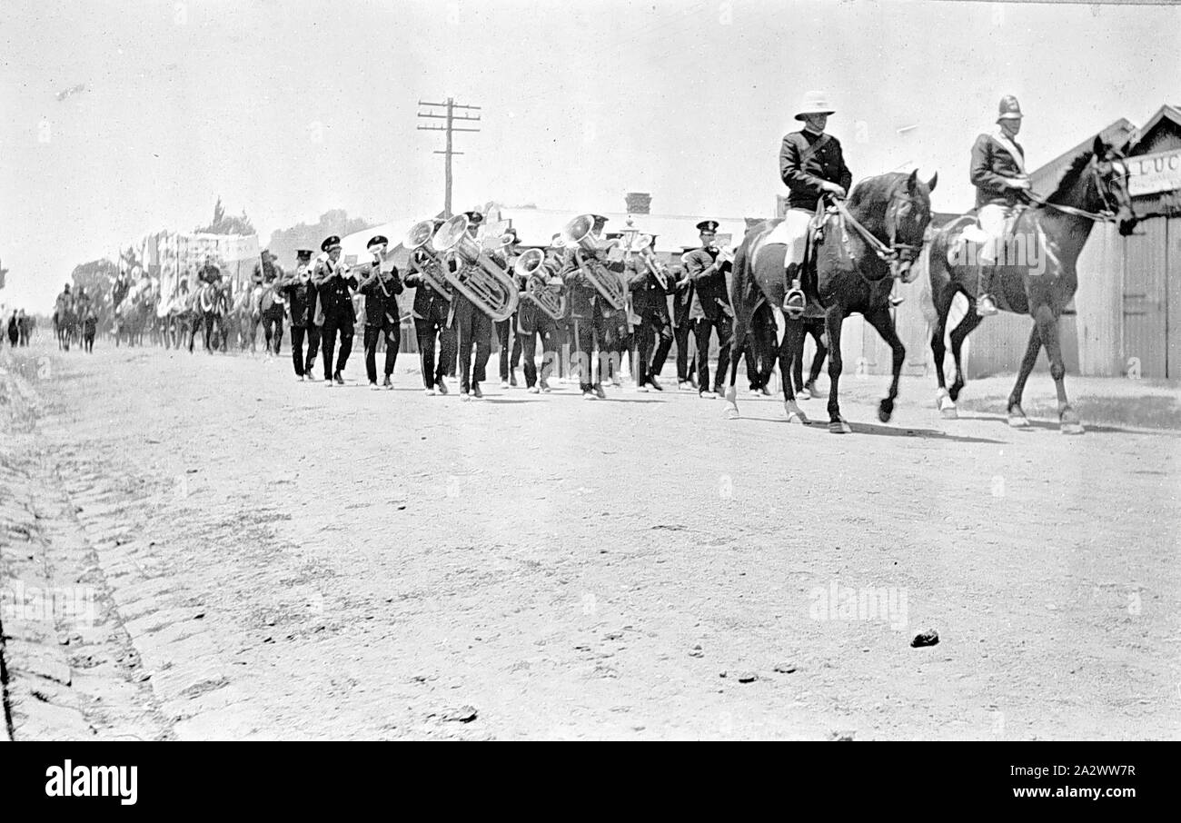 Negative - Eganstown, Victoria, ca. 1918, eine Prozession, angeführt von zwei Polizisten und von einem Band Stockfoto