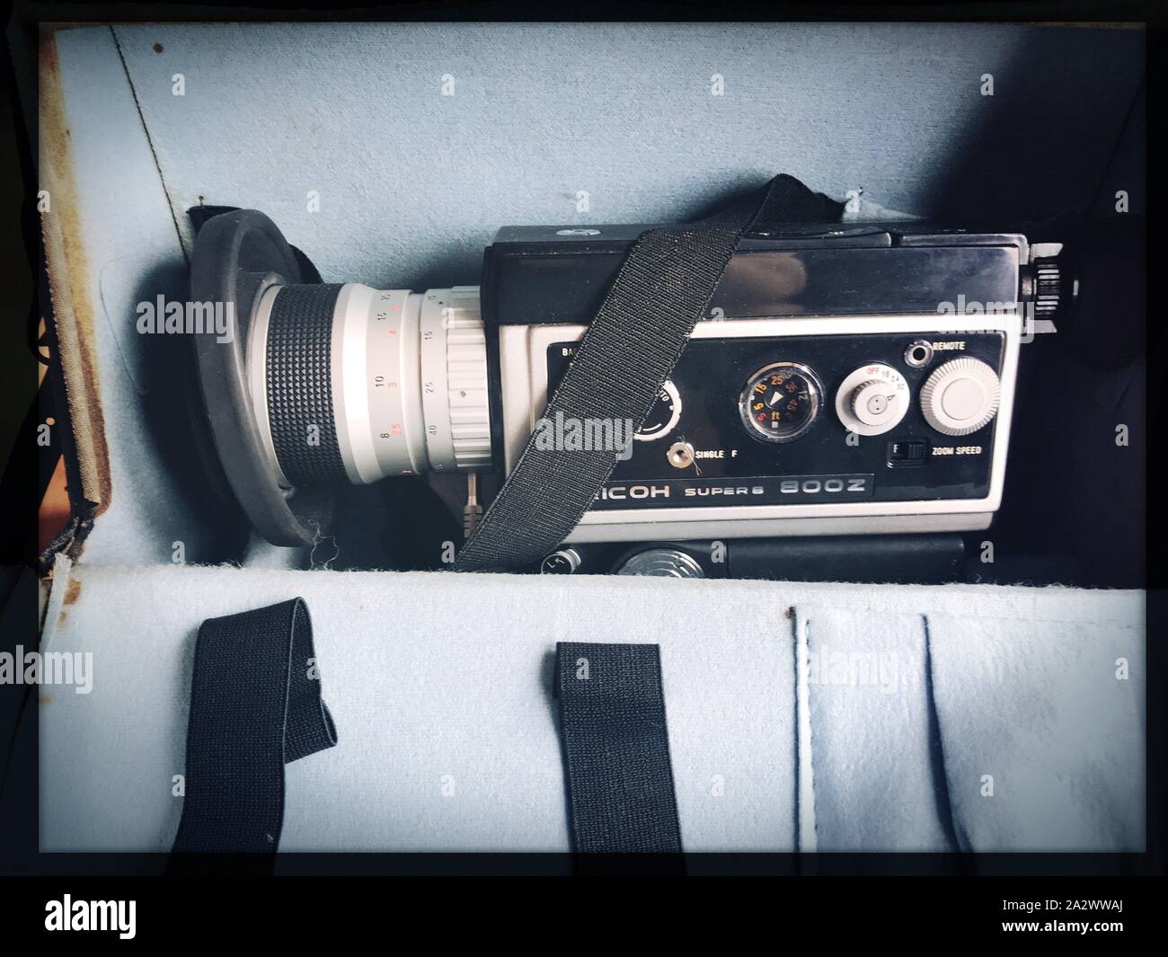 Fragment des Vintage amateur Film Film Kamera und Rollen von Color motion picture Filme Super 8-mm-Format close-up Bei selektiven Fokus Stockfoto