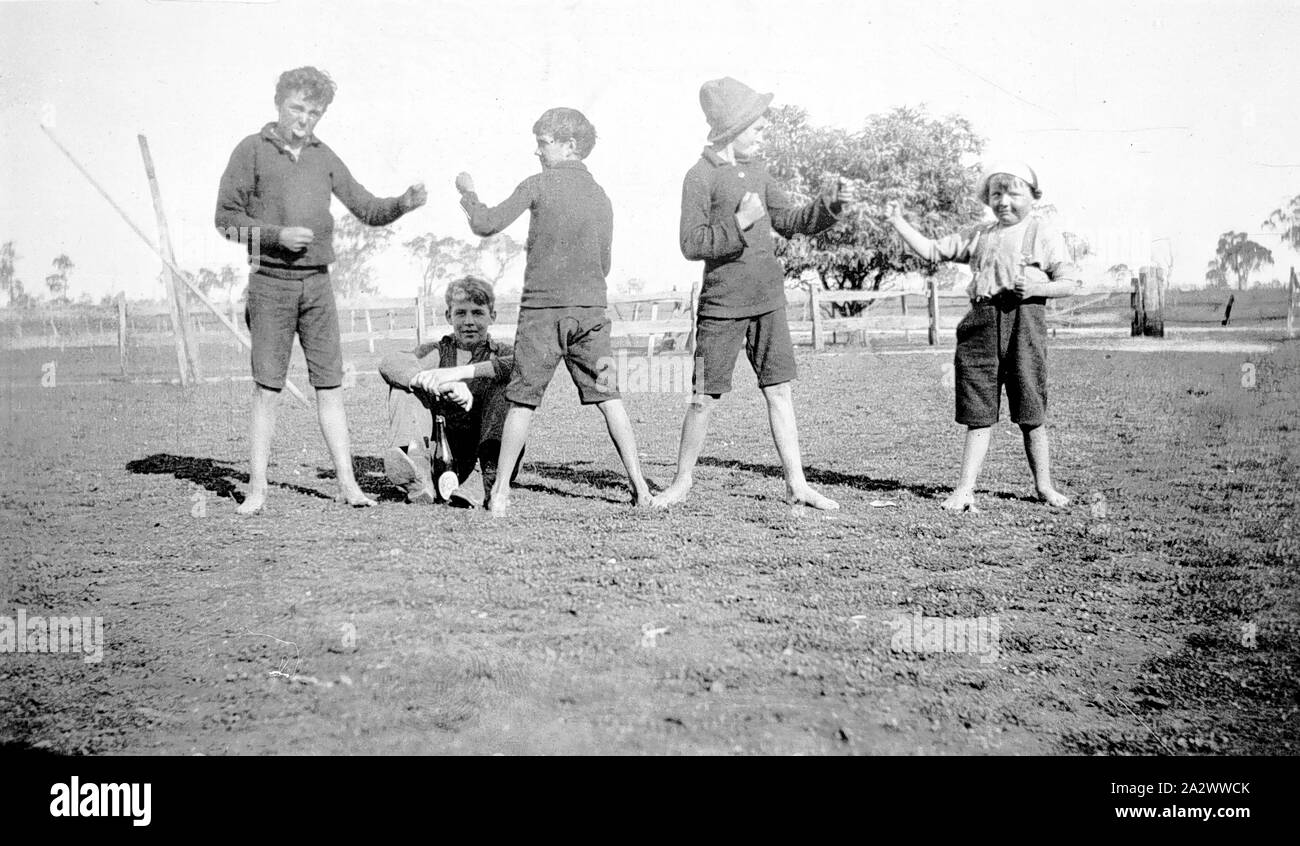 Negative - Newry Bezirk, Victoria, ca. 1925, vier Jungen sparring. Eine fünfte Junge sitzt auf dem Boden zwischen den beiden auf der linken Seite Stockfoto