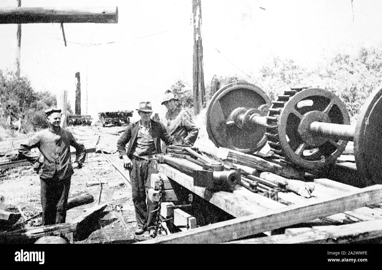 Negative - Gippsland, Victoria, ca. 1930 Arbeiter an einem Sägewerk mit einem Stück von Maschinen Stockfoto