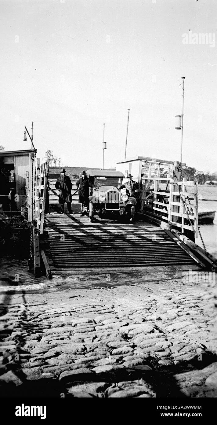 Negativ: Bateman's Bay, New South Wales, 1927, ein Punt, die Autos über den Clyde River bei Bateman's Bay Stockfoto