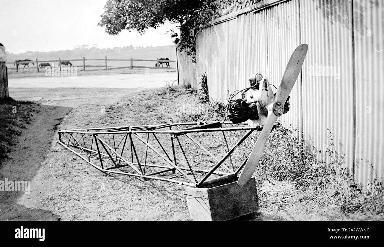 Negative - Parkville, Victoria, circa 1930, die Freigelegten Rumpf eines Motorseglers. Es ist in einem Hinterhof Stockfoto