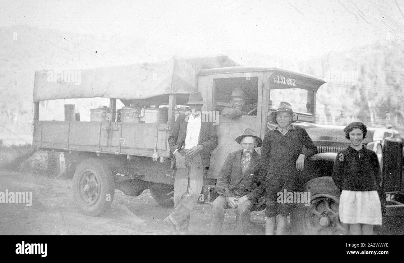 Negative - Laufende Creek, Victoria, Jan 1933, eine Gruppe vor einem Lkw, die Creme von Happy Valley zu den Myrtleford Butter Factory durchgeführt Stockfoto