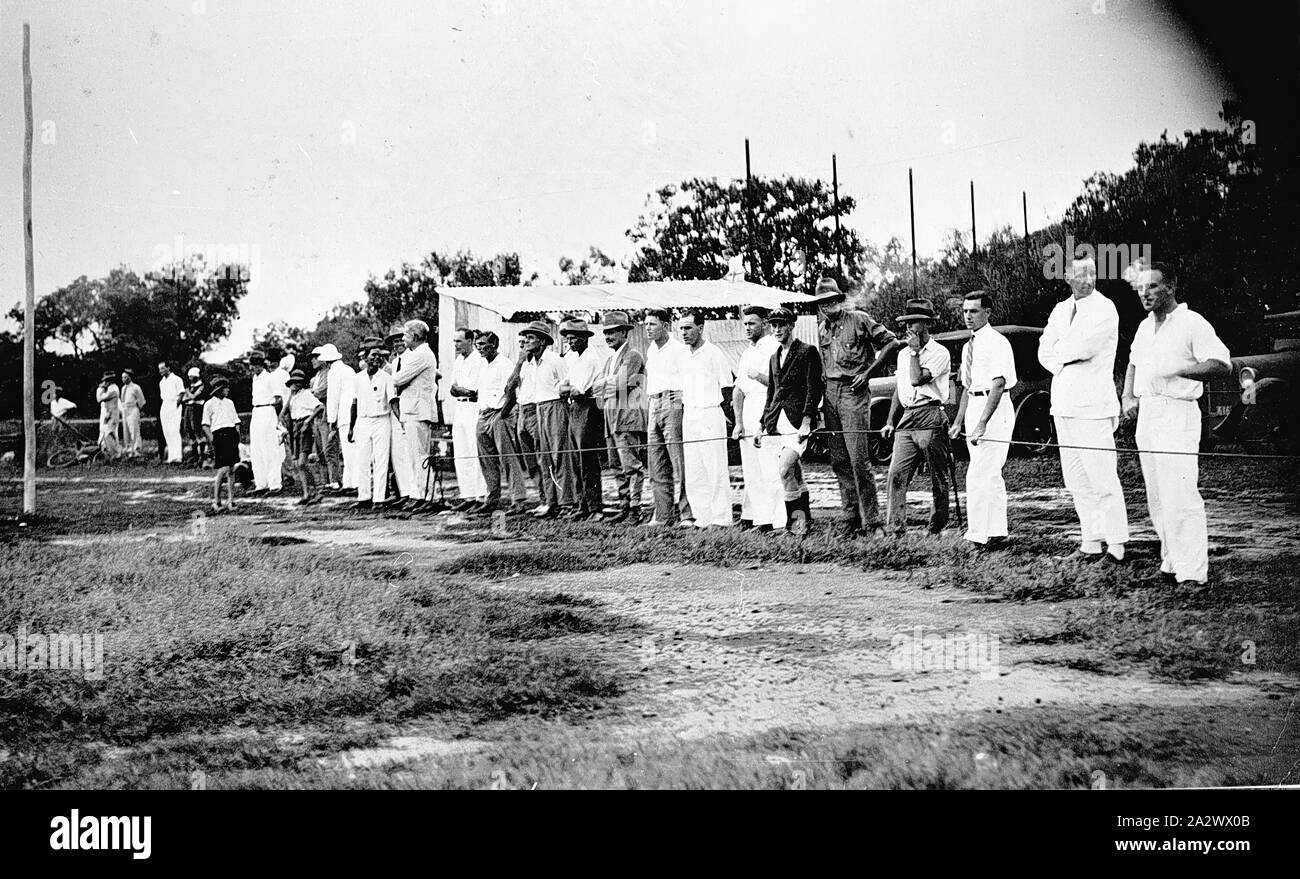 Negative - Darwin, Northern Territory, etwa 1930 Zuschauern am Darwin Oval Stockfoto