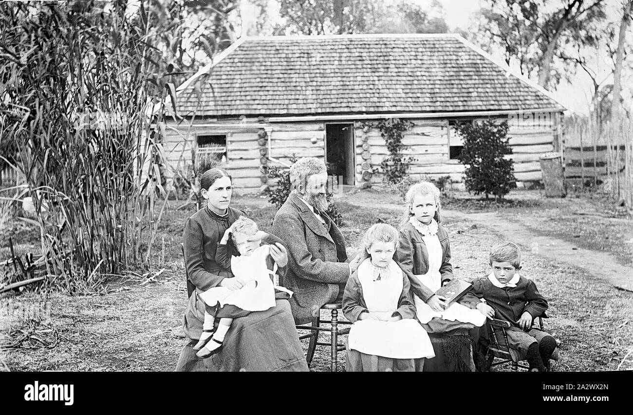 Negative - Amery Familie", Homewood 'Bauernhof, Boweya, Victoria, ca. 1890, Fotografie des Amery Familie vor dem Gehöft von Homewood Farm, Boweya, in der Nähe von Wangaratta, nördlichen Victoria, um 1890. Homewood Farm war die Heimat der Amery Familie. Das Haus wurde später der Tragödie: Eliza und Joseph Amery verlor ein Sohn im Ersten Weltkrieg, Alexander Stevensen Amery; starb Joseph um die gleiche Zeit; und Eliza wurde in eine psychiatrische Einrichtung zugelassen, Royal Park Stockfoto