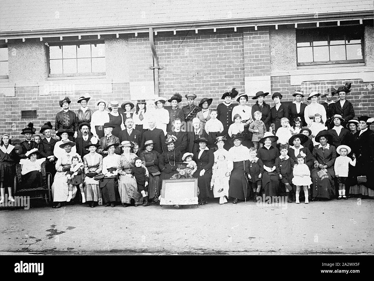 Negative - Fairfield staatliche Schule sammeln, Victoria, Weltkrieg I, ca. 1915, Erwachsene, Kinder und Soldaten außerhalb des Fairfield staatliche Schule. Der Grund für die Versammlung ist unbekannt, obwohl die Plakette durch den Lötstellen gehalten schlägt eine Festveranstaltung in Bezug auf den Ersten Weltkrieg Stockfoto