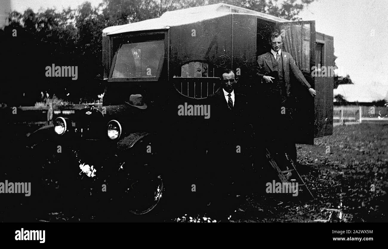 Negative - Victoria, ca. 1925, zwei Evangelisten mit ihren Lkw Stockfoto