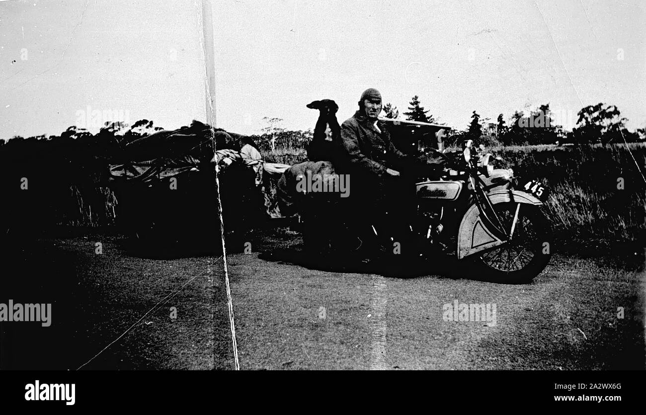 Negative - Hamilton District, Victoria, ca. 1930, Mann mit einem indischen Motorrad und Anhänger Stockfoto