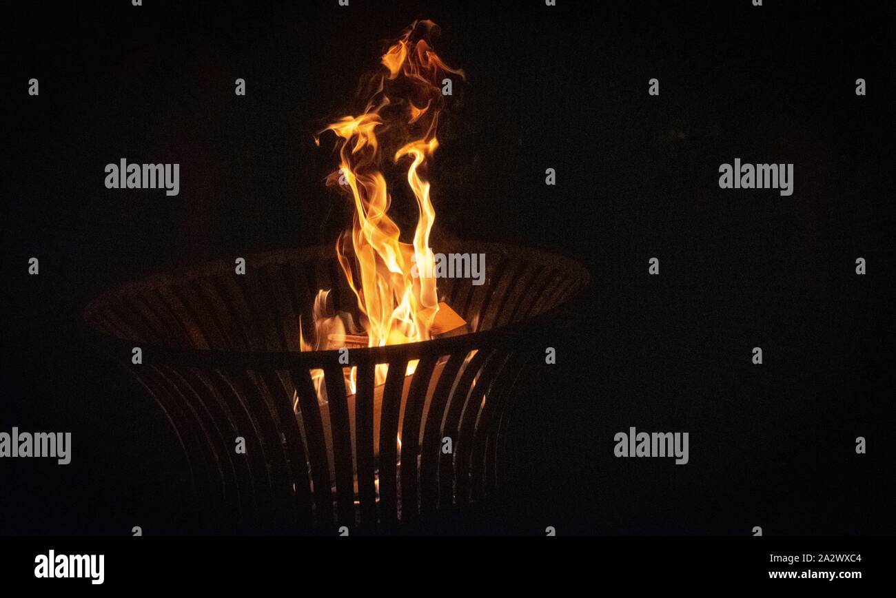 Brennende Protokolle in der Feuerstelle toller Hintergrund Fotos für Meditation Musik Stockfoto